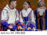 Молодожены Александр Худи и Илона Окотэтто во время свадебной церемонии по традициям Ямало-Ненецкого автономного округа на выставке-форуме "Россия" на ВДНХ в городе Москве, Россия (2023 год). Редакционное фото, фотограф Николай Винокуров / Фотобанк Лори