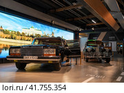 MOSCOW, RUSSIA - AUGUST 17, 2022: Two cars for the top government of the Soviet Union of the ZiS-110 and ZiL-41045 in the lobby of the Special Purpose Garage Museum, All-Russian Exhibition Center. Редакционное фото, фотограф Виктор Карасев / Фотобанк Лори
