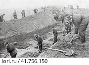 Строительство оборонительных сооружений на подступах к Москве. 1941 год. Редакционное фото, фотограф Сергей Елизарьев / Фотобанк Лори