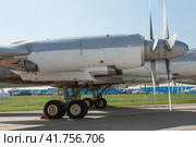 Советский и российский стратегический бомбардировщик-ракетоносец Ту-95МС Bear с собственным именем "Красноярск" на авиасалоне МАКС-2019 в Жуковском, Россия, вид справа. Редакционное фото, фотограф Малышев Андрей / Фотобанк Лори