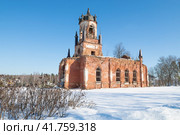 Вид на руины старинной православной церкви Троицы Живоначальной в селе Андрианово солнечным мартовским днем. Усадьба "Марьино". Ленинградская область (2022 год). Стоковое фото, фотограф Виктор Карасев / Фотобанк Лори