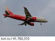 Самолет Airbus A319-111 "Иваново" (RA-73222 ) авиакомпании "Россия" на глиссаде в сумрачном  небе (2023 год). Редакционное фото, фотограф Виктор Карасев / Фотобанк Лори
