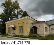 Старое здание магазина Спорт в центре города Скопин, Рязанская область. Old stone building of sporting goods store in Oktyabrskaya street. Cloudy summer view. (2019 год). Стоковое фото, фотограф Александр Кузнецов / Фотобанк Лори
