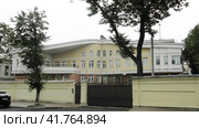 Странный жилой дом на улице Трефолева, Ярославль. Town mansion in Trefolev street. Weird modern architecture. (2014 год). Редакционное фото, фотограф Александр Кузнецов / Фотобанк Лори