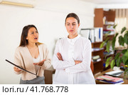 Unhappy woman chief screaming to young female manager. Стоковое фото, фотограф Яков Филимонов / Фотобанк Лори
