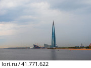 Вид на небоскреб Лахта-центр на берегу Балтийского моря. Самое высокое здание в Европе. Штаб-квартира российской энергетической компании «Газпром». Санкт-Петербург, Россия - 9 сентября 2019 года. Редакционное фото, фотограф Андрей Степанов / Фотобанк Лори