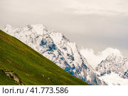 Горный пейзаж со снегом и голубым небом. Кавказ, Россия. Стоковое фото, фотограф Руслан Лесков / Фотобанк Лори