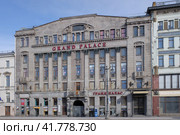 Гранд Палас, бывший Московский Купеческий банк на Невском проспекте, Санкт-Петербург. Building of Grand Palace in the former Moscow Merchant bank in Nevsky prospect of St Petersburg. Sunny winter view. (2023 год). Редакционное фото, фотограф Александр Кузнецов / Фотобанк Лори