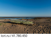 Деревянная лодка на берегу Белого моря. Кузомень, Мурманская область. Стоковое фото, фотограф Наталия Бушкевич / Фотобанк Лори