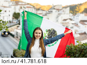 Hapy footbal fan woman waving the flag of Mexican on street. Стоковое фото, фотограф Яков Филимонов / Фотобанк Лори