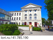 Город Краснодар, улица Красная, 55. Краснодарская краевая государственная филармония имени Григория Пономаренко летним днем (2023 год). Редакционное фото, фотограф Александр Тараканов / Фотобанк Лори