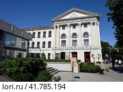 Город Краснодар, улица Красная, 55. Краснодарская краевая государственная филармония имени Григория Пономаренко летним днем (2023 год). Редакционное фото, фотограф Александр Тараканов / Фотобанк Лори