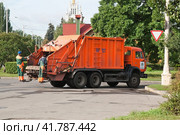 Вывоз мусора с территории ВДНХ (2011 год). Редакционное фото, фотограф Алёшина Оксана / Фотобанк Лори