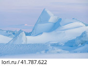 Зимний арктический пейзаж. Холодная морозная зимняя погода. Суровый полярный климат. Ледяные торосы на замерзшем море в Арктике. Вид на снег и лед на закате. Живописная природа Арктики. Крайний Север. Стоковое фото, фотограф Андрей Степанов / Фотобанк Лори