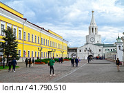 Спасская башня Казанского кремля и здание присутственных мест. Город Казань. Республика Татарстан. Россия (2023 год). Редакционное фото, фотограф Александр Тараканов / Фотобанк Лори