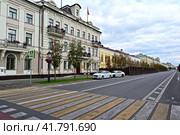 Город Казань. Пешеходный переход возле Казанской городской Думы. Кремлевская улица, дом 3 (2023 год). Редакционное фото, фотограф Александр Тараканов / Фотобанк Лори