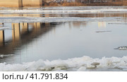 Ледостав. Замерзание реки. Ледоход на реке. Freezing. Freezing of the river. Ice drift on the river. Стоковое видео, видеограф Egor Sarantstv / Фотобанк Лори