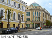 Город Казань. Оригинальное здание со стеклянным куполом на пересечение улицы Кави Наджми 15 и улицы Кремлёвской 10. Республика Татарстан. Россия (2023 год). Редакционное фото, фотограф Александр Тараканов / Фотобанк Лори