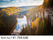 Осенний пейзаж на Усьвинских Столбах, Пермский край. Чертов палец на реке Усьва. Стоковое фото, фотограф Сергей Егоров / Фотобанк Лори