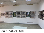 Экспозиция калужских фотографов на фотовыставке "История повседневности" в Балашихинской картинной галерее (2023 год). Редакционное фото, фотограф Дмитрий Неумоин / Фотобанк Лори
