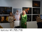 Фотограф Наталия Макарова и её модель Лариса Зверева на открытии выставки (2023 год). Редакционное фото, фотограф Дмитрий Неумоин / Фотобанк Лори