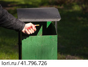 Male hand breaks a pack of cigarettes. Стоковое фото, фотограф Радомир Тарасов / Фотобанк Лори