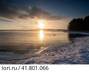 Солнце медленно катится за горизонт. Кандалакшский залив. Стоковое фото, фотограф Анна Шейко / Фотобанк Лори
