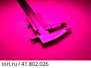 caliper mesure equipment scale engeneering micrometer precision pink light. Стоковое фото, фотограф Andreas Muth-Hegener / Фотобанк Лори