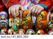 Русские матрешки в ассортимент на прилавке сувенирной лавки на Красной площади в центре города Москвы, Россия (2023 год). Редакционное фото, фотограф Николай Винокуров / Фотобанк Лори