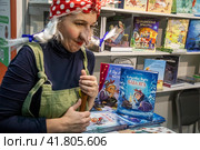 Продажа детской литературы на стенде международной ярмарке интеллектуальной литературы Non/fiction в Гостином дворе города Москвы, Россия (2023 год). Редакционное фото, фотограф Николай Винокуров / Фотобанк Лори