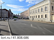 Город Казань. Двухэтажны дом на пересечении улиц Дзержинского, 1 и Миславского, 8 (2023 год). Редакционное фото, фотограф Александр Тараканов / Фотобанк Лори