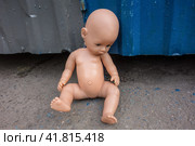 Социальные проблемы, нищета/ Image of poverty in a doll abandoned in the garbage. Concept of complete loneliness. Стоковое фото, фотограф Iva Noel / Фотобанк Лори