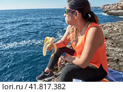 Latin woman, middle-aged, resting, regaining strength, eating, fruits. Стоковое фото, фотограф carlos l vives / Фотобанк Лори