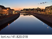 Moscow, Russia - FEB 21. 2020. Vodootvodny Canal and Luzhkov Bridge at night. Редакционное фото, фотограф Володина Ольга / Фотобанк Лори