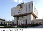 Фундаментальная библиотека МГУ на Ломоносовском проспекте, Москва. Building of Moscow State University library in Lomonosovksy prospect. Sunny summer view. (2021 год). Редакционное фото, фотограф Александр Кузнецов / Фотобанк Лори