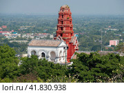 Старинный буддистский храм Chedi Daeng (Красная пагода)  на вершине королевского холма Phra Nakhon Khiri. Исторический парк города Пхетчабури, Таиланд (2018 год). Стоковое фото, фотограф Виктор Карасев / Фотобанк Лори