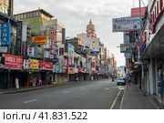 Улица Майн стрит ранним утром. Коломбо, Шри-Ланка (2020 год). Редакционное фото, фотограф Виктор Карасев / Фотобанк Лори