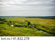 Зеленые поля через извилистую речку Озерка. Стоковое фото, фотограф Илья Старков / Фотобанк Лори