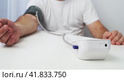 A man measures blood pressure with a tonometer. Стоковое видео, видеограф Igor Skripachev / Фотобанк Лори