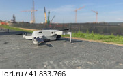 The pilot of the quadcopter controls the quadcopter. Стоковое видео, видеограф Igor Skripachev / Фотобанк Лори