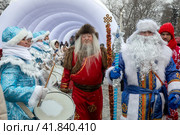 Соок Ирей (Тувинский Дед Мороз) и Кодзыд Поль (Дед Мороз Республики Коми) во время праздничного шествия на территории выставочного комплекса ВДНХ в городе Москве, Россия (2023 год). Редакционное фото, фотограф Николай Винокуров / Фотобанк Лори