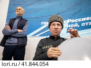 Мужчины у стенда Чеченской Республики на Международной выставке-форуме "Россия" на территории выставочного комплекса ВДНХ в городе Москве, Россия (2023 год). Редакционное фото, фотограф Николай Винокуров / Фотобанк Лори