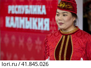 Девушка в национальной калмыцкой одежде перед началом время свадебного обряда по калмыцким традициям на выставке-форуме "Россия" на ВДНХ в городе Москве, Россия (2023 год). Редакционное фото, фотограф Николай Винокуров / Фотобанк Лори