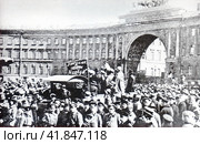 Продажа газеты "Правда" на Дворцовой площади. Петроград, апрель 1917 года. Редакционное фото, фотограф Сергей Елизарьев / Фотобанк Лори