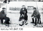Красногвардейцы в патруле на улицах Петрограда. Октябрь 1917 года. Редакционное фото, фотограф Сергей Елизарьев / Фотобанк Лори