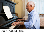 Compositor creating new music with piano at home. Стоковое фото, фотограф Татьяна Яцевич / Фотобанк Лори