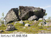 Большой расколовшийся камень на сопке. Стоковое фото, фотограф Анатолий Гуреев / Фотобанк Лори