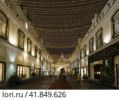 Moscow, Russia - December 7 2018: Tretyakovsky Proyezd is brightly decorated in december. Pуople walking, having a fun, Lifestyle concept. Редакционное фото, фотограф YuryKara / Фотобанк Лори