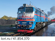 Тепловоз ДМ62-1741- праздничный локомотив поезда Деда Мороза на станции  солнечным октябрьским утром, Сортавала (2023 год). Редакционное фото, фотограф Виктор Карасев / Фотобанк Лори