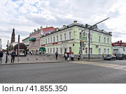 Перекресток на пересечении улиц Баумана и Астрономической. Город Казань. Республика Татарстан. Россия (2023 год). Редакционное фото, фотограф Александр Тараканов / Фотобанк Лори